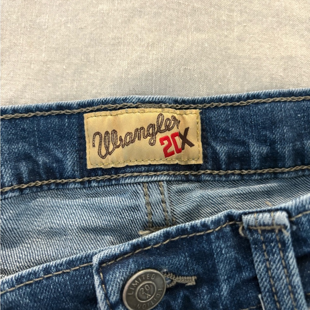 Wrangler 20x youth blue jeans. Size 10
